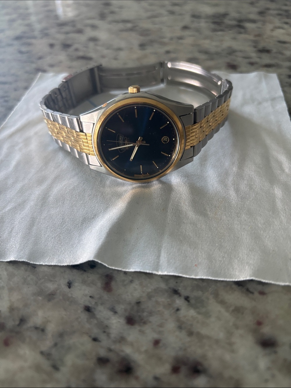 Seiko Vintage Two-Tone Men's Wristwatch   Stainless steel case mint condition.